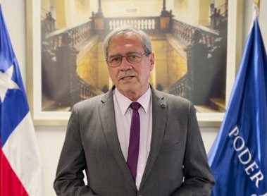 Retrato de un ministro junto a las banderas de Chile y del Poder Judicial