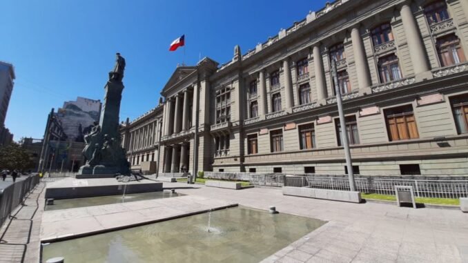 Fachada del Palacio de los Tribunales de Justicia en Santiago